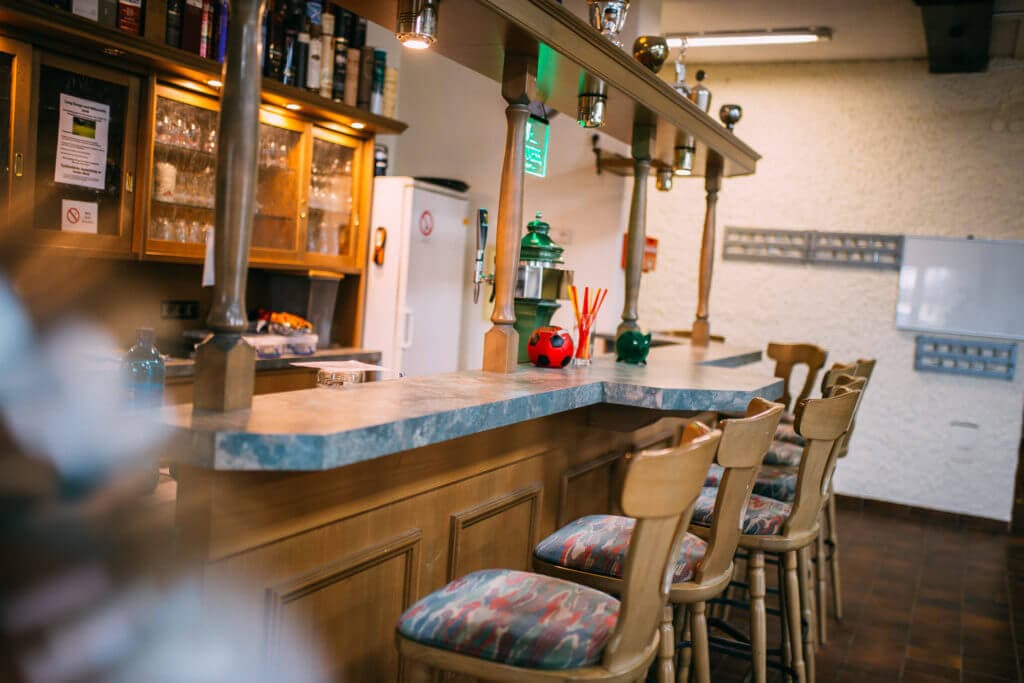 Theke mit Barhockern im Vereinsheim